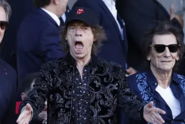 Mick en la tribuna