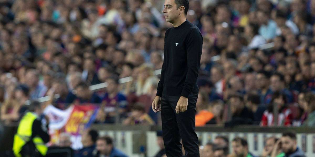 Xavi al borde del campo