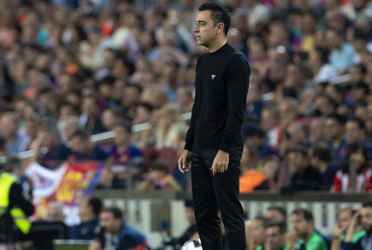 Xavi al borde del campo