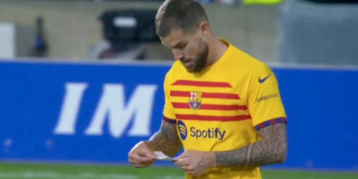 Iñigo leyendo el papel de Xavi