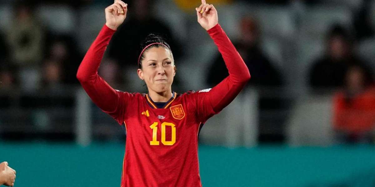 Jenni Hermoso reclama junto al plantel