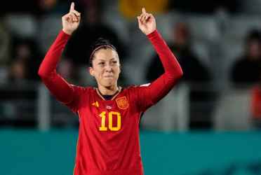 Jenni Hermoso reclama junto al plantel