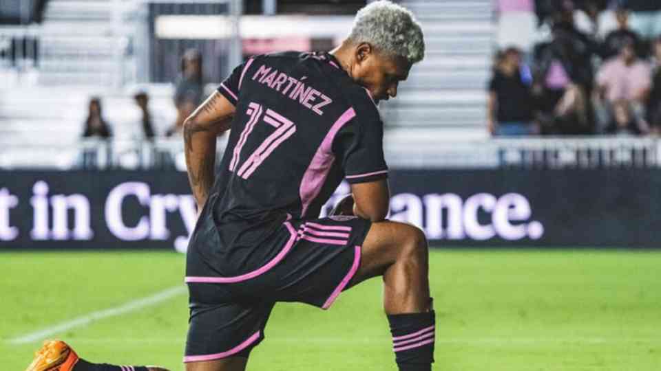 Josef celebrando un tanto