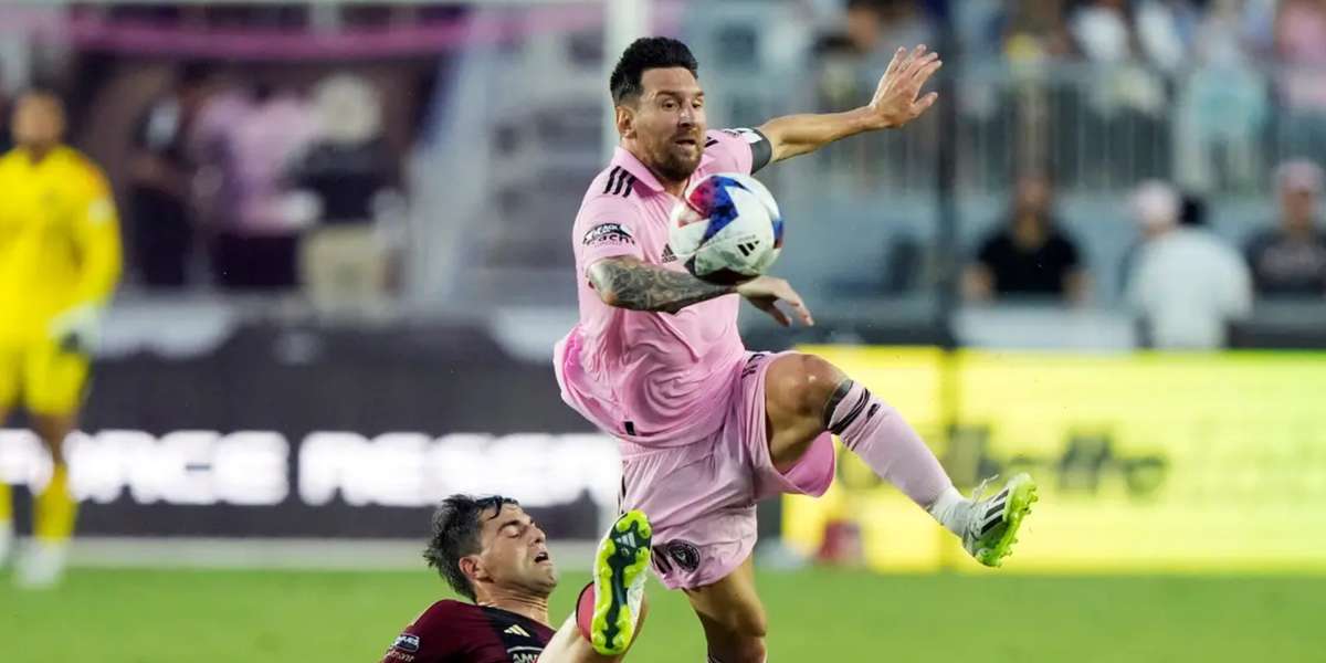 Messi intentando dominar el balón
